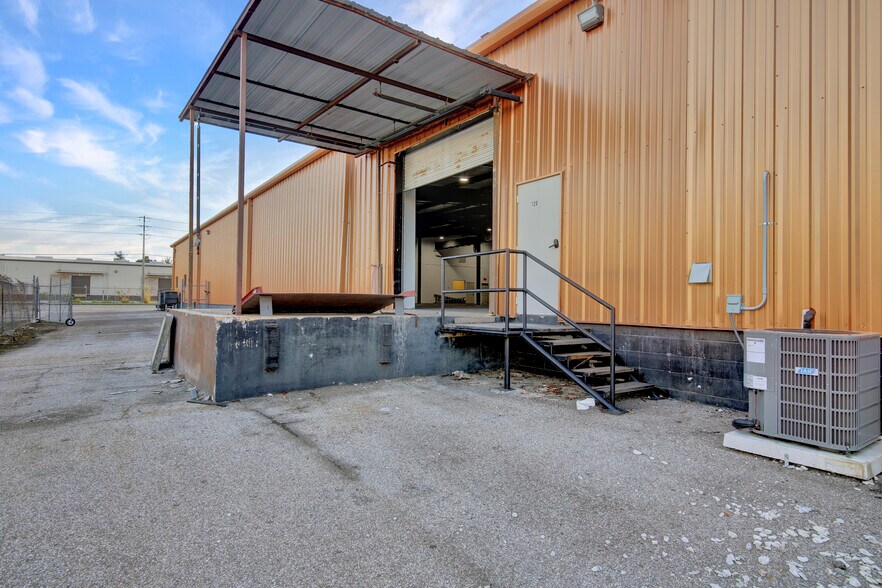 More Photos Of 901 Central Florida Pky, Orlando Warehouse For Lease