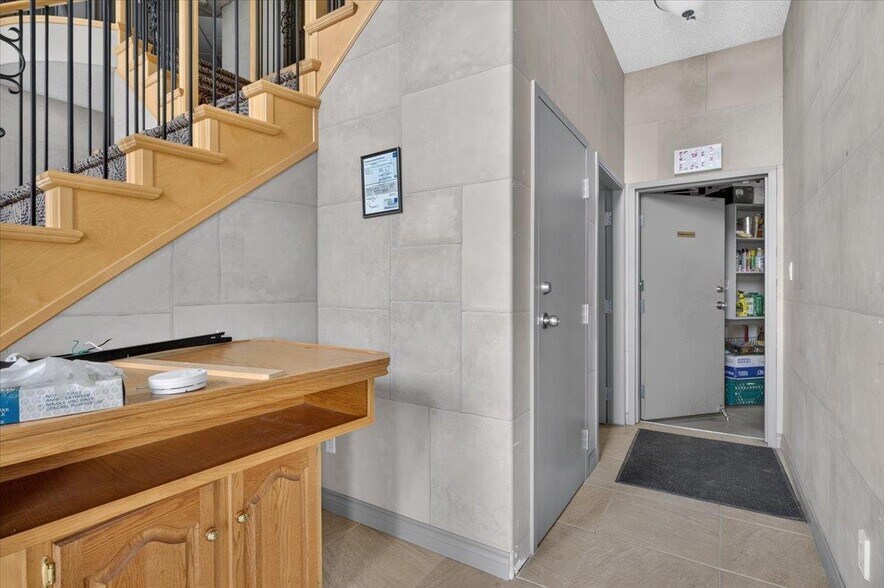 More Photos Of 12803 54th St NW, Edmonton Office For Sale