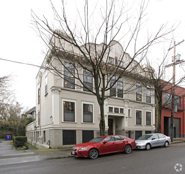 More Photos Of 2066 NW Irving St, Portland Office For Lease