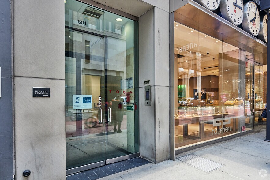 More Photos Of 601 Madison Ave, New York General Retail For Lease