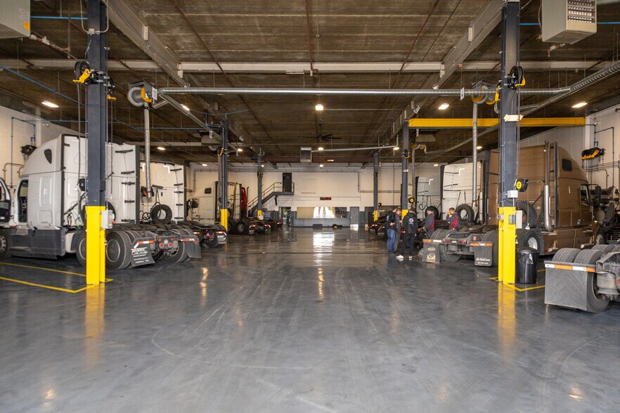 More Photos Of 6363 W 73rd St, Bedford Park Manufacturing For Lease