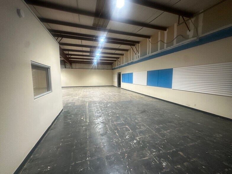 More Photos Of 1700 Baker Rd, Sherman Light Distribution For Lease