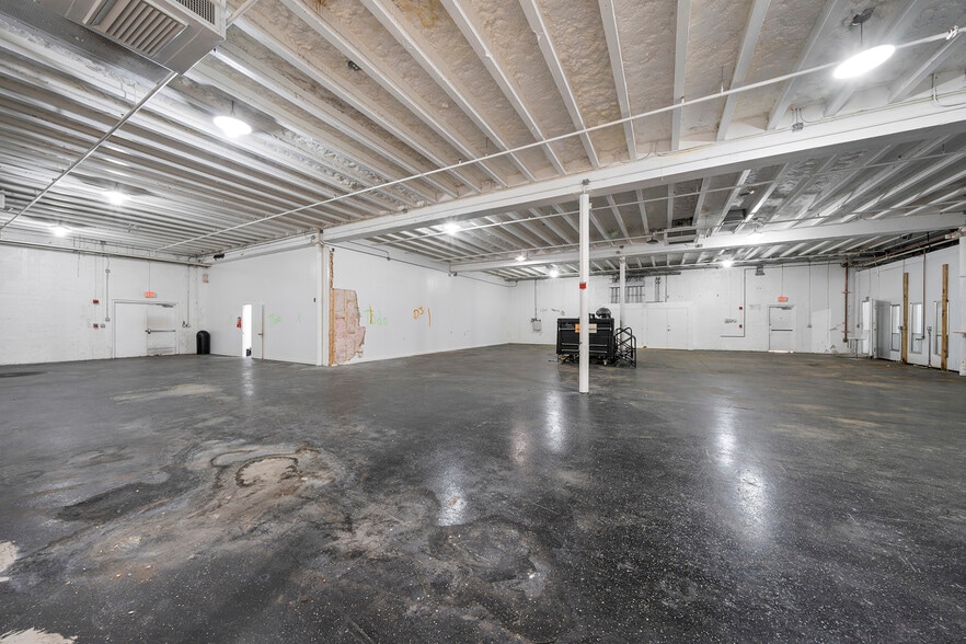 More Photos Of 2585 NW 21st Ter, Miami Warehouse For Lease