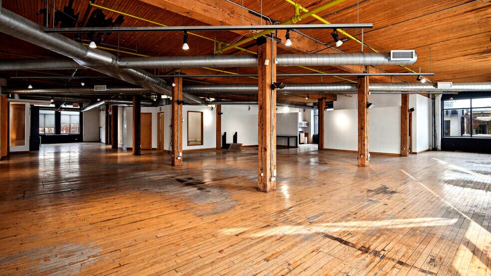 More Photos Of 183 Bathurst St, Toronto Office For Lease