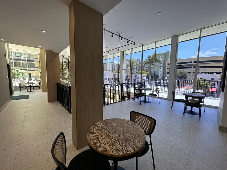 More Photos Of 1925 Harrison St, Hollywood Hotel For Lease