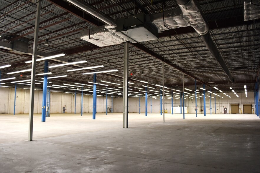 More Photos Of 2400 118th Ave N, Saint Petersburg Manufacturing For Sale
