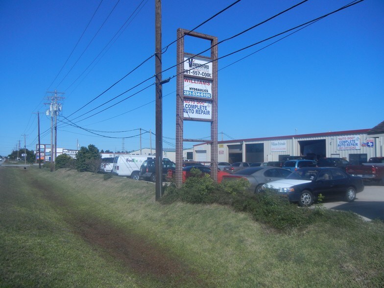 More Photos Of 1715 Dickinson Ave, League City Warehouse For Lease