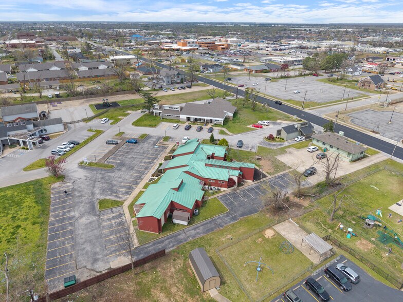 More Photos Of 1102-1108 Poplar Pl, Rogers Medical For Lease