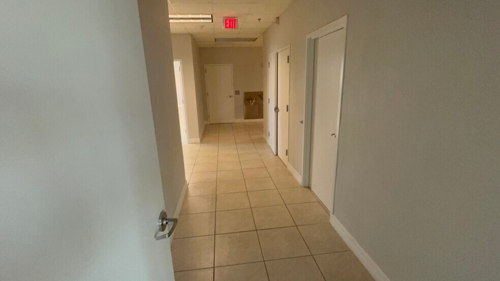 More Photos Of 4940 Bayline Dr, North Fort Myers Warehouse For Lease