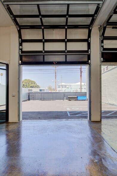 More Photos Of 2616 W Jefferson Blvd, Los Angeles Showroom For Sale