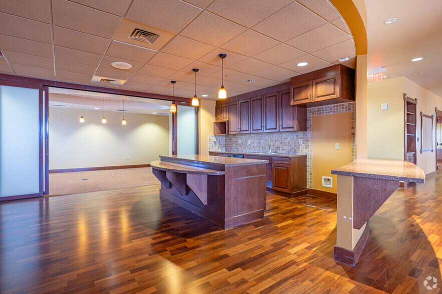 More Photos Of 1315 St Joseph Pky, Houston Office For Sale