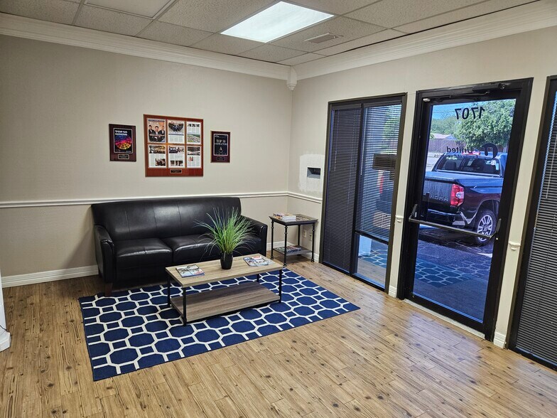 More Photos Of 1707 Susan Dr, Arlington Flex For Lease