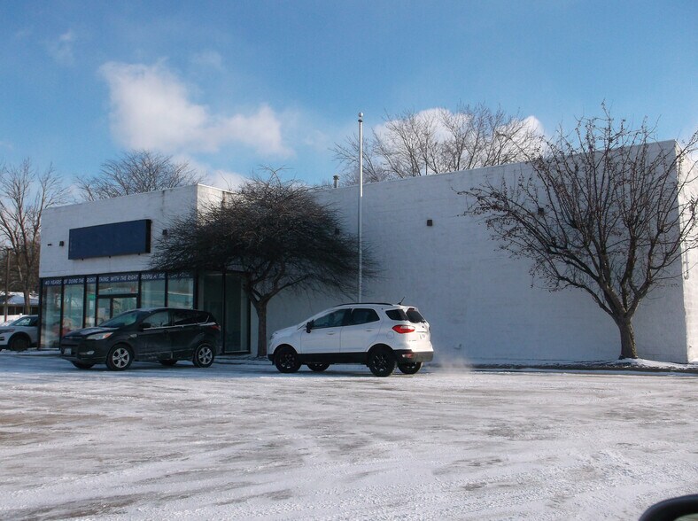 More Photos Of 500 S Green Bay Rd, Neenah Auto Dealership For Sale