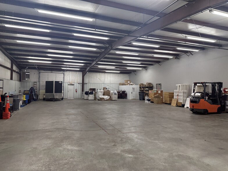 More Photos Of 1827 N Yellowood Ave, Broken Arrow Light Distribution For Lease