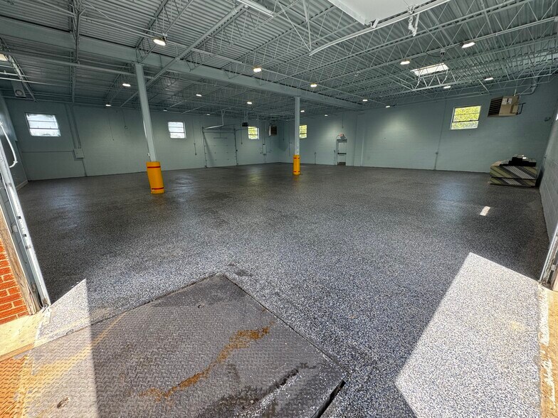 More Photos Of 1520 Hannah Ave, Forest Park Flex For Lease