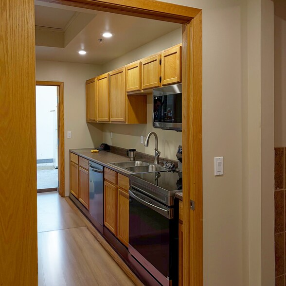 More Photos Of 7479-7491 Cahill Rd, Edina Showroom For Sale