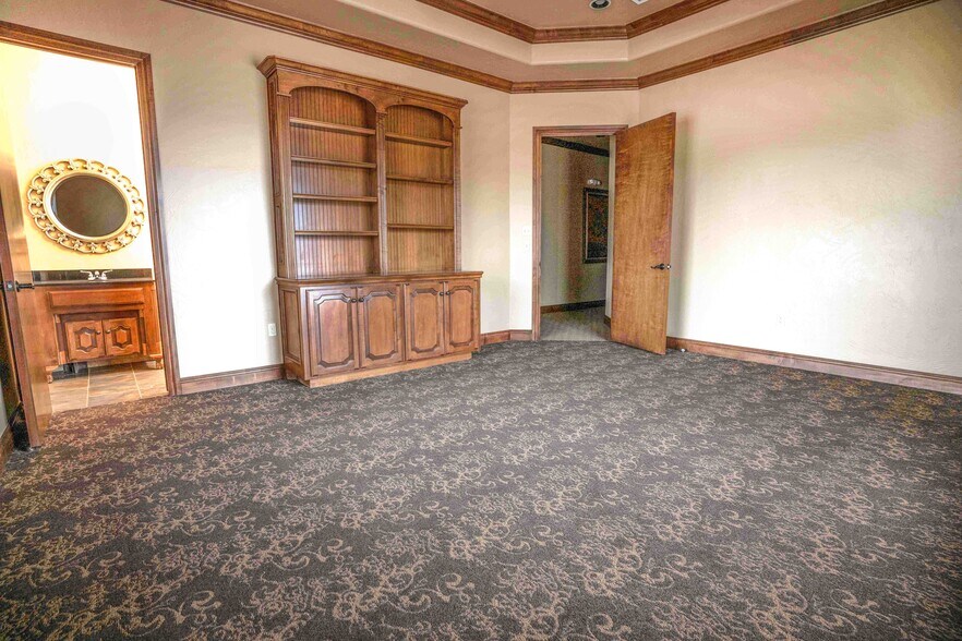 More Photos Of 908 SW 107th St, Oklahoma City Medical For Lease