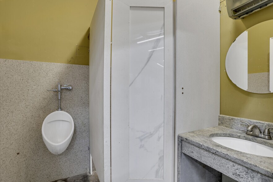 More Photos Of 1385 English St NW, Atlanta Warehouse For Sale