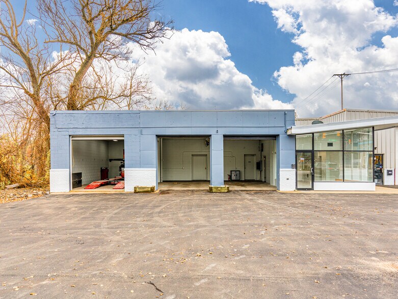 More Photos Of 1826 E Market St, Akron Auto Repair For Sale