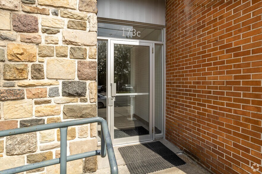 More Photos Of 173 E-179 Av Cartier, Pointe-claire Storefront For Lease