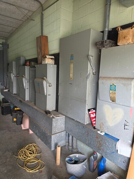 More Photos Of 907 N Pierce St, Alma Industrial For Sale