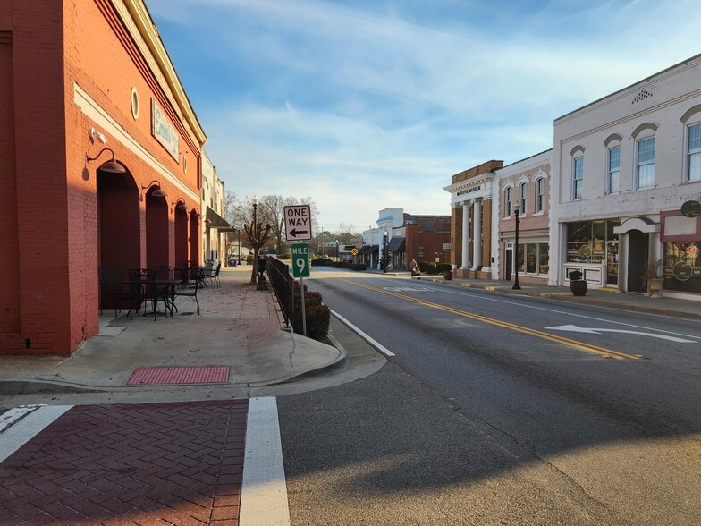 More Photos Of 122 Main St, Thomson General Retail For Sale