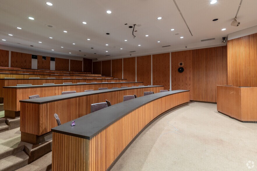 More Photos Of 110 E Warren Ave, Detroit Medical For Lease