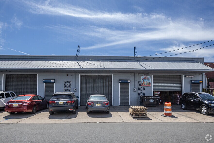 More Photos Of 202-220 Vanderpool St, Newark Warehouse For Lease