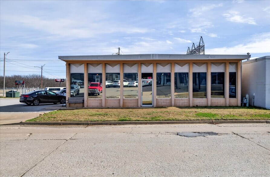 Primary Photo Of 218 S Comanche Ave, Bartlesville Auto Repair For Sale