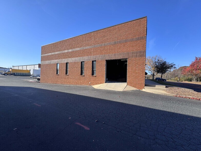 More Photos Of 1809 Associates Ln, Charlotte Light Distribution For Lease