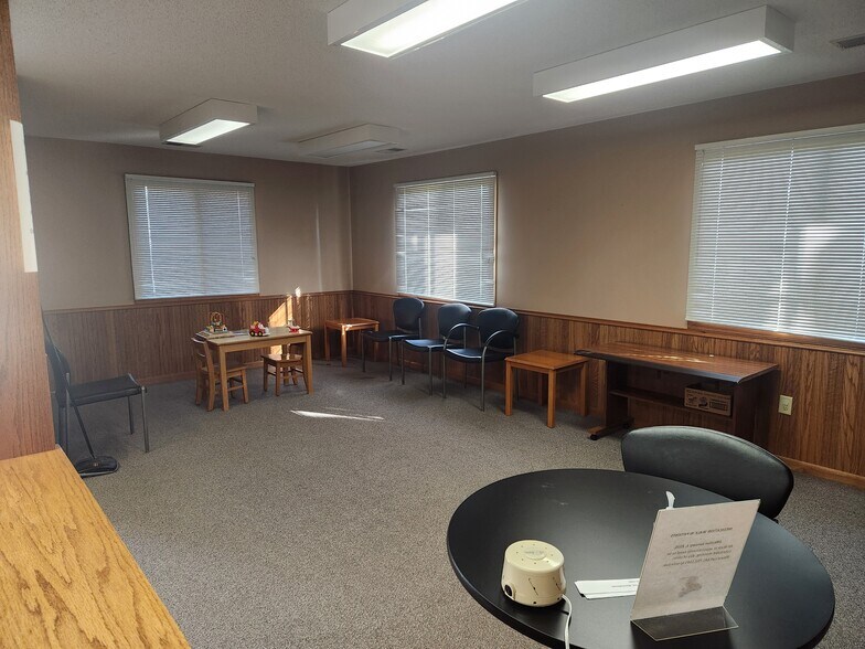 More Photos Of 1309 S Broadway St, Toledo Office For Sale
