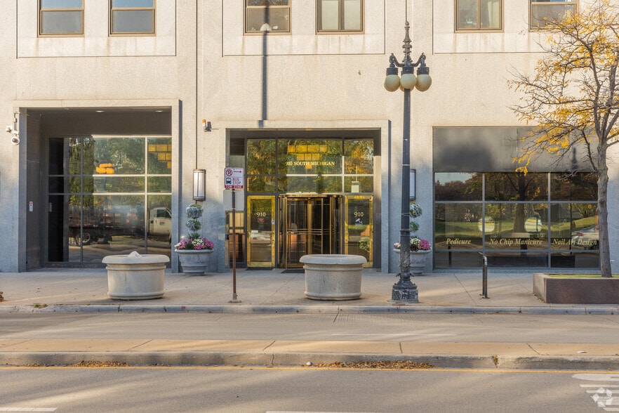 More Photos Of 900-910 S Michigan Ave, Chicago Apartments For Lease