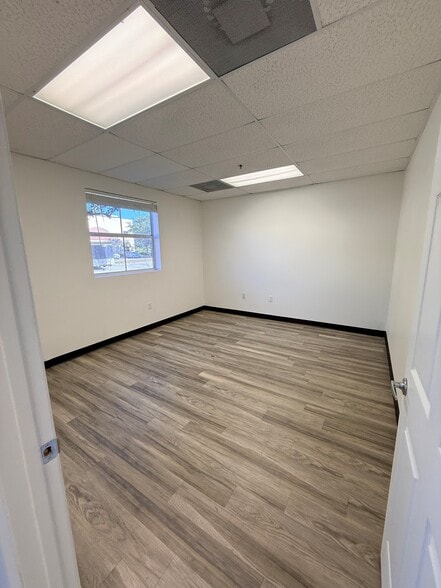 More Photos Of 787 Commerce Dr, Venice Warehouse For Lease