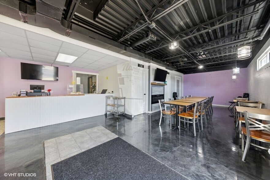 More Photos Of 800 W Broadway St, Bradley General Retail For Sale