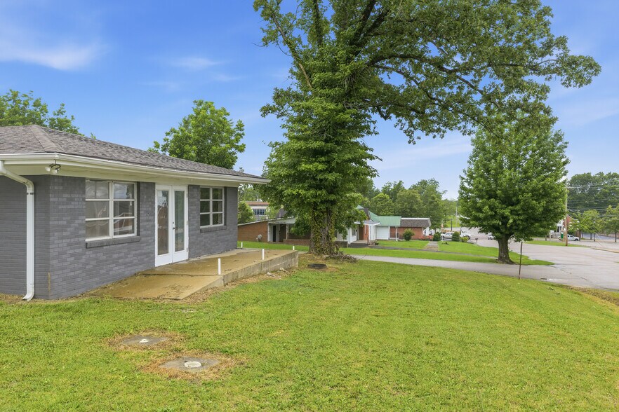 More Photos Of 105 Kentucky Ave S, Parsons Light Distribution For Sale