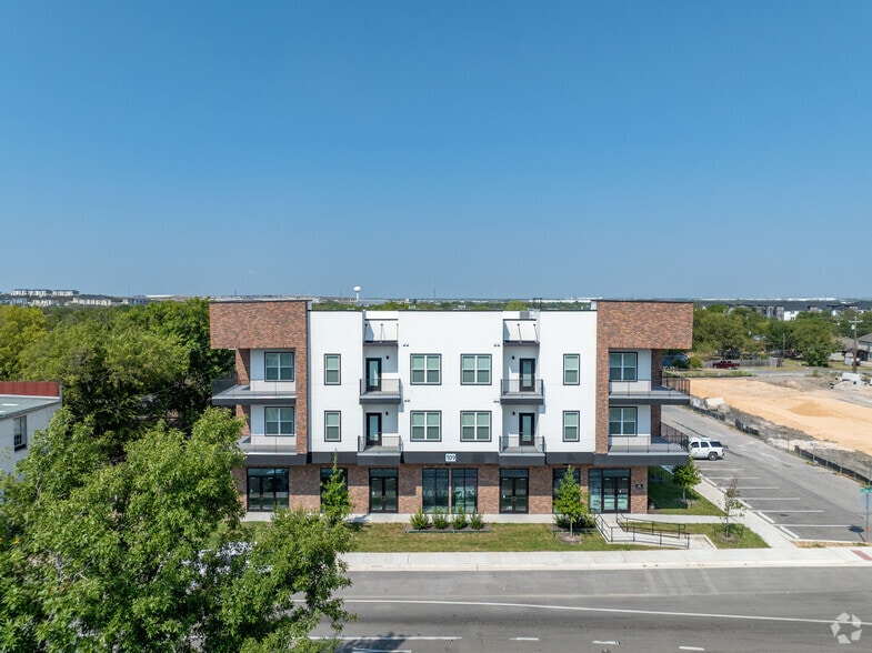 More Photos Of 109 N Lexington St, Manor Apartments For Lease