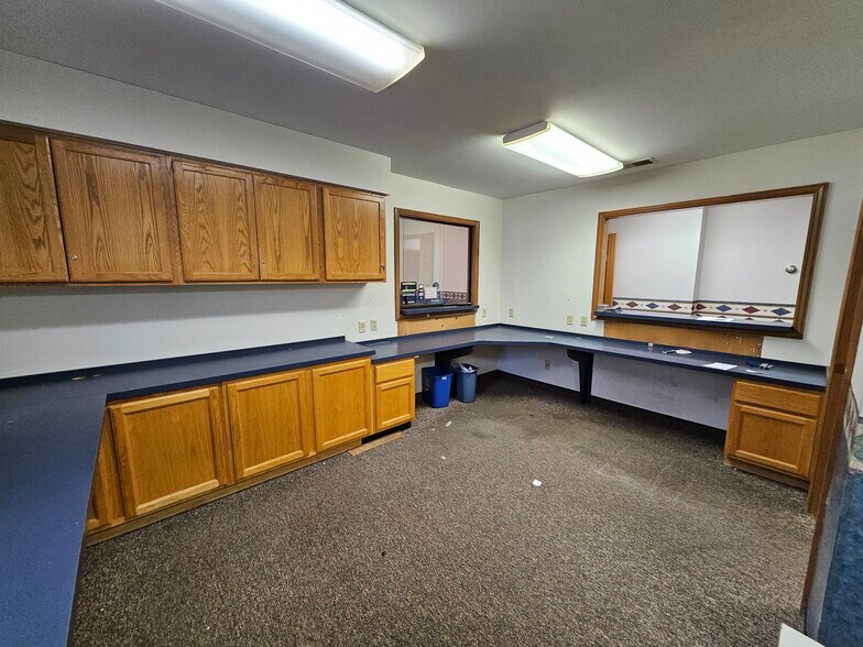 More Photos Of 13330 Darmstadt Rd, Evansville Office For Sale