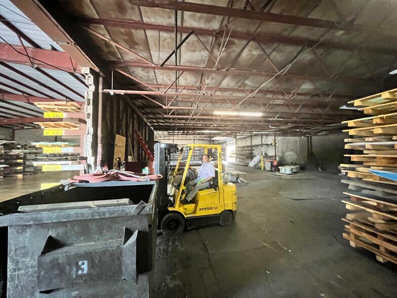 More Photos Of 1602 W Poplar St, San Antonio Warehouse For Lease