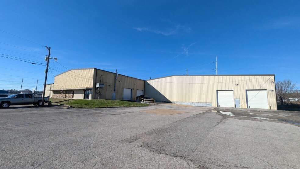 More Photos Of 121 Bennett Dr, Pulaski Warehouse For Sale