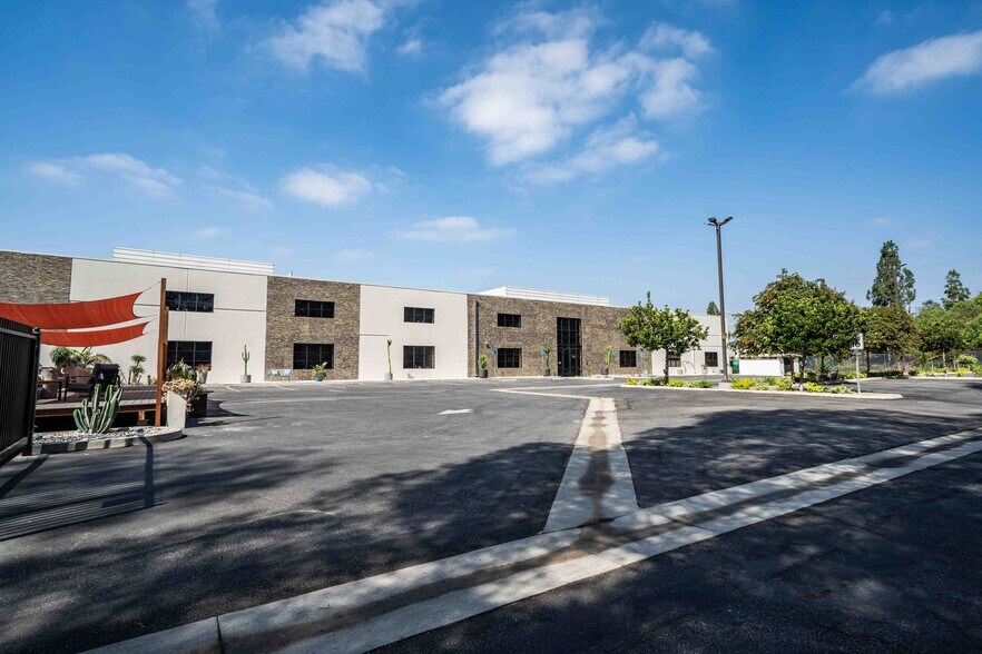 More Photos Of 2001 Saturn St, Monterey Park Light Distribution For Sale