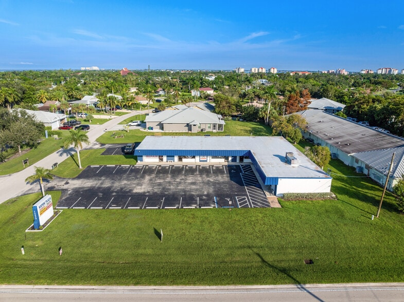 More Photos Of 15630 Mcgregor Blvd, Fort Myers Freestanding For Sale