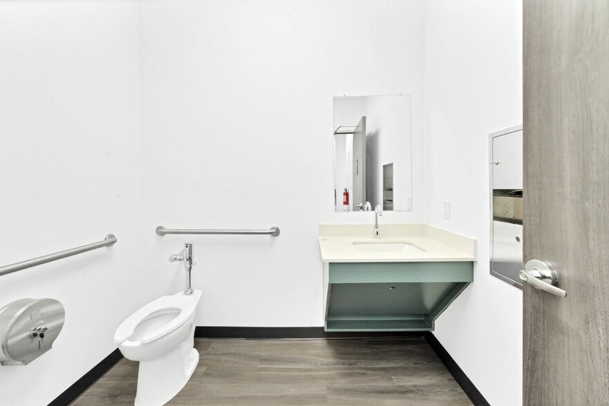 More Photos Of 12280 Broadway St, Pearland Office For Sale