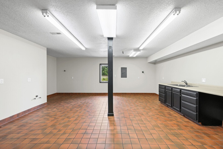 More Photos Of 11 S 2nd St, Festus Office For Sale