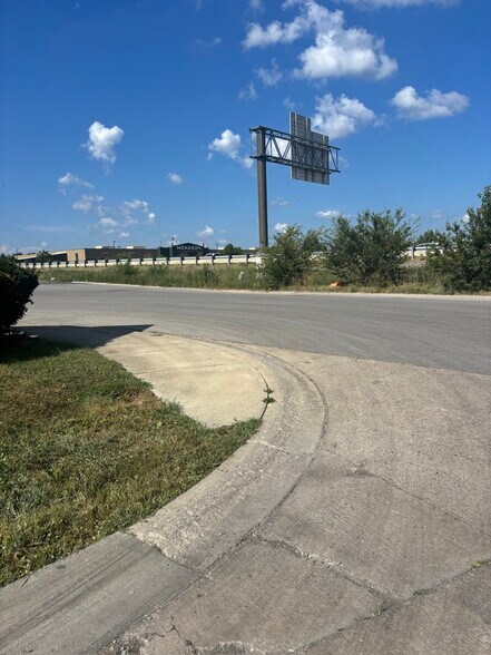 More Photos Of 602 Friend Way, Lebanon Service Station For Sale