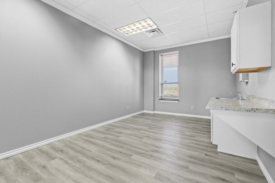 More Photos Of 2402 S 29th St, Chickasha Office For Sale
