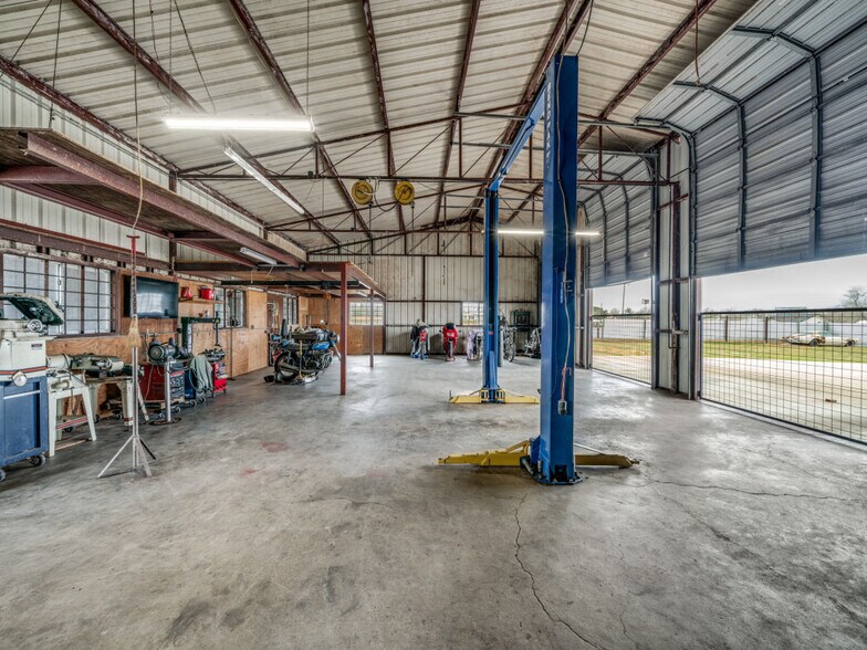 More Photos Of 601 S Storts St, Poth Industrial For Sale