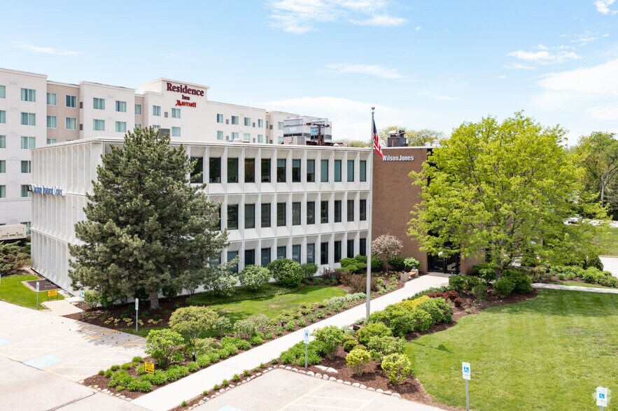 More Photos Of 3201 Old Glenview Rd, Wilmette Office For Lease