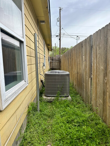 More Photos Of 2522 Holly Hill Dr, San Antonio Medical For Lease