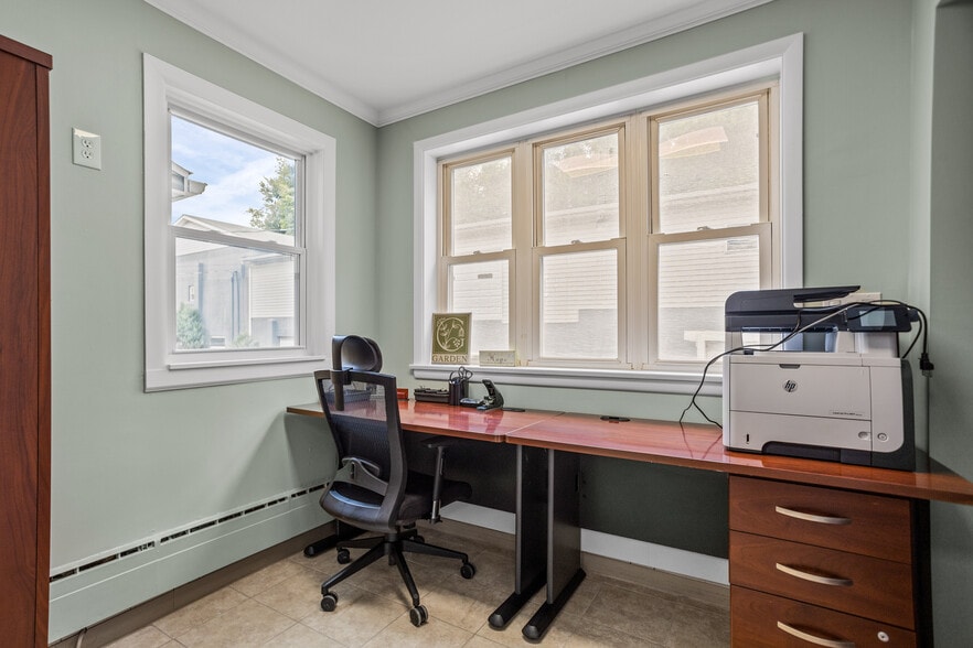 More Photos Of 218 Oak St, Grove City Office For Lease