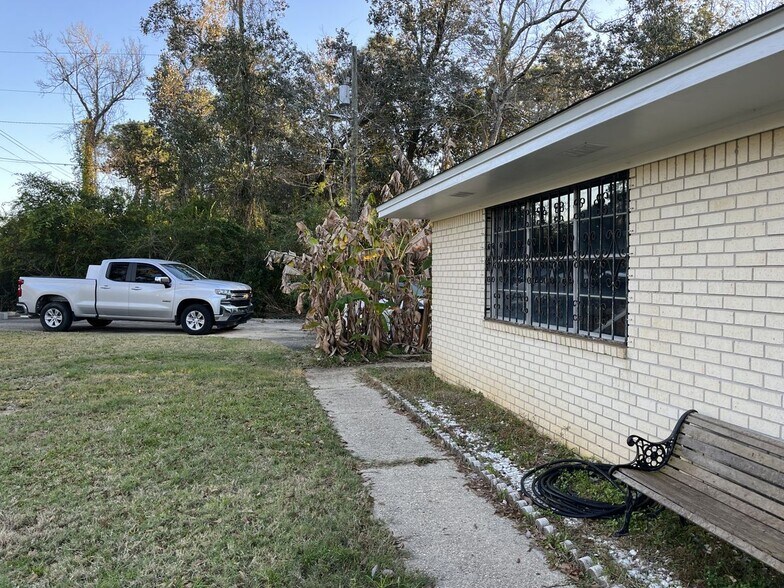 More Photos Of 7621 Pine Forest Rd, Pensacola Convenience Store For Sale